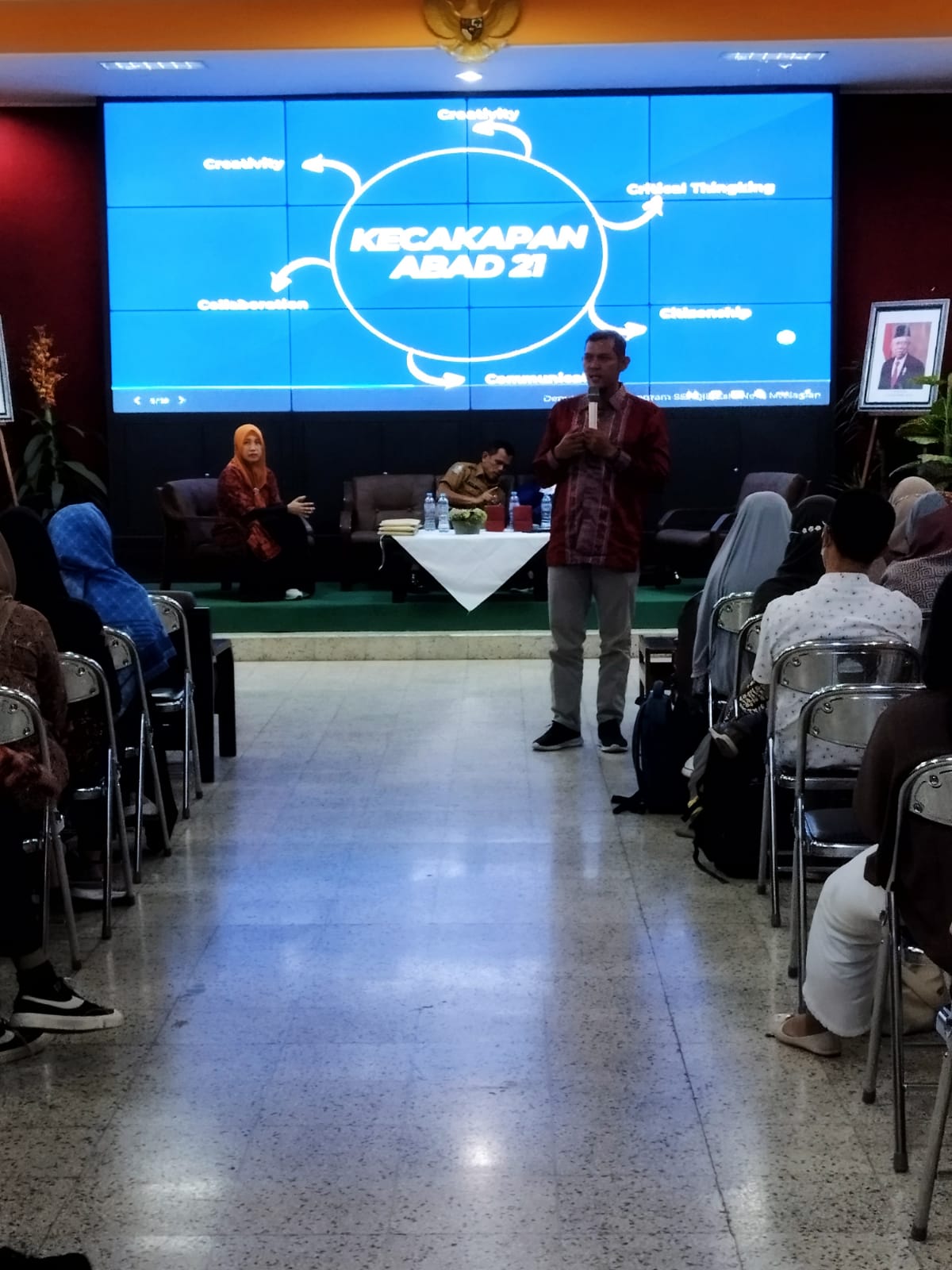  Seminar Nasional: Menyiapkan Sekolah Unggul Era Learning Society 5.0.