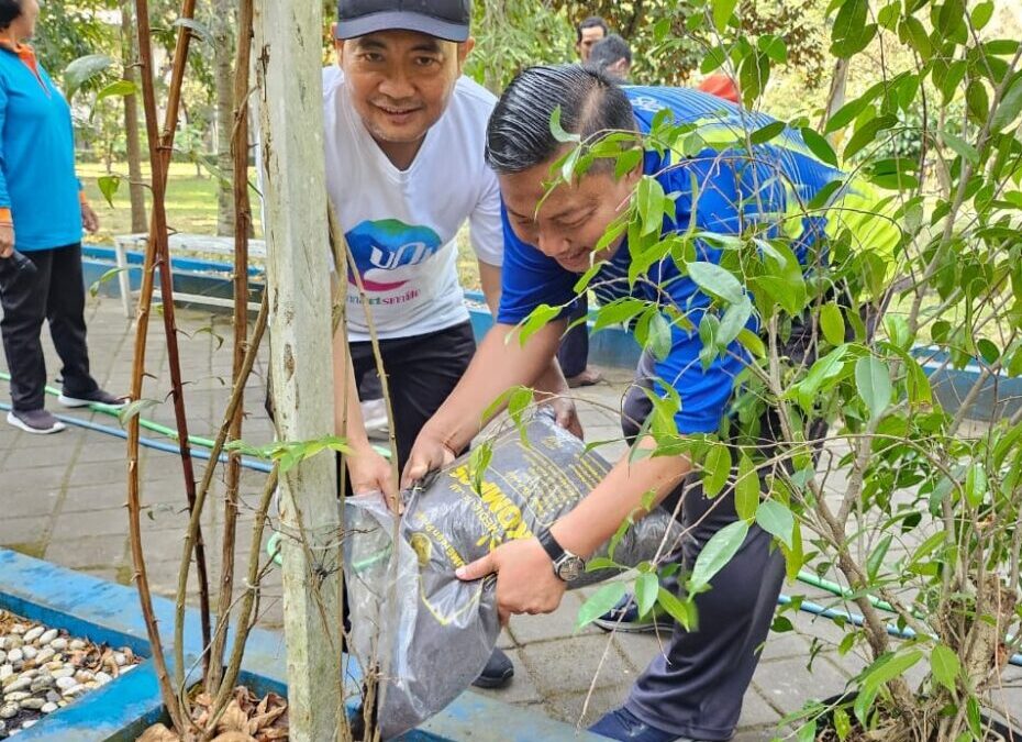 DEKAN BESERTA WAKIL DEKAN II FIP MENANAM POHON DALAM RANGKA PELUNCURAN GREEN KAMPUS UNIVERSITAS NEGERI MALANG