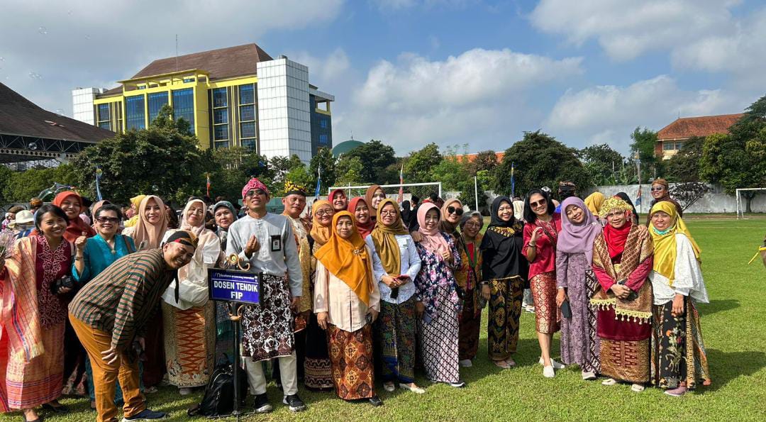 Dosen, Tendik dan Mahasiswa FIP UM Hadiri Upara Hari Pendidikan Nasional dengan Semangat, Serempak Berbusana Adat