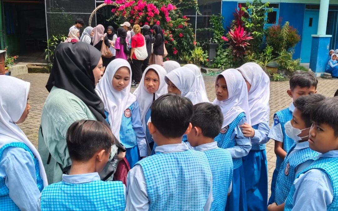 Memperkuat Rasa Solidaritas Dan Peduli Kepada Sesama : Mahasiswa Unisel dan FIP UM Melakukan Kegiatan Visit Village Ke Desa Mulyoarjo