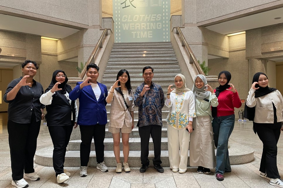 Mahasiswa FIP Berkegiatan di EWHA Womans University, Korea