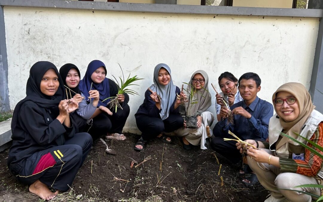 Mahasiswa FIP UM Tanam TOGA dalam Program Green Campus